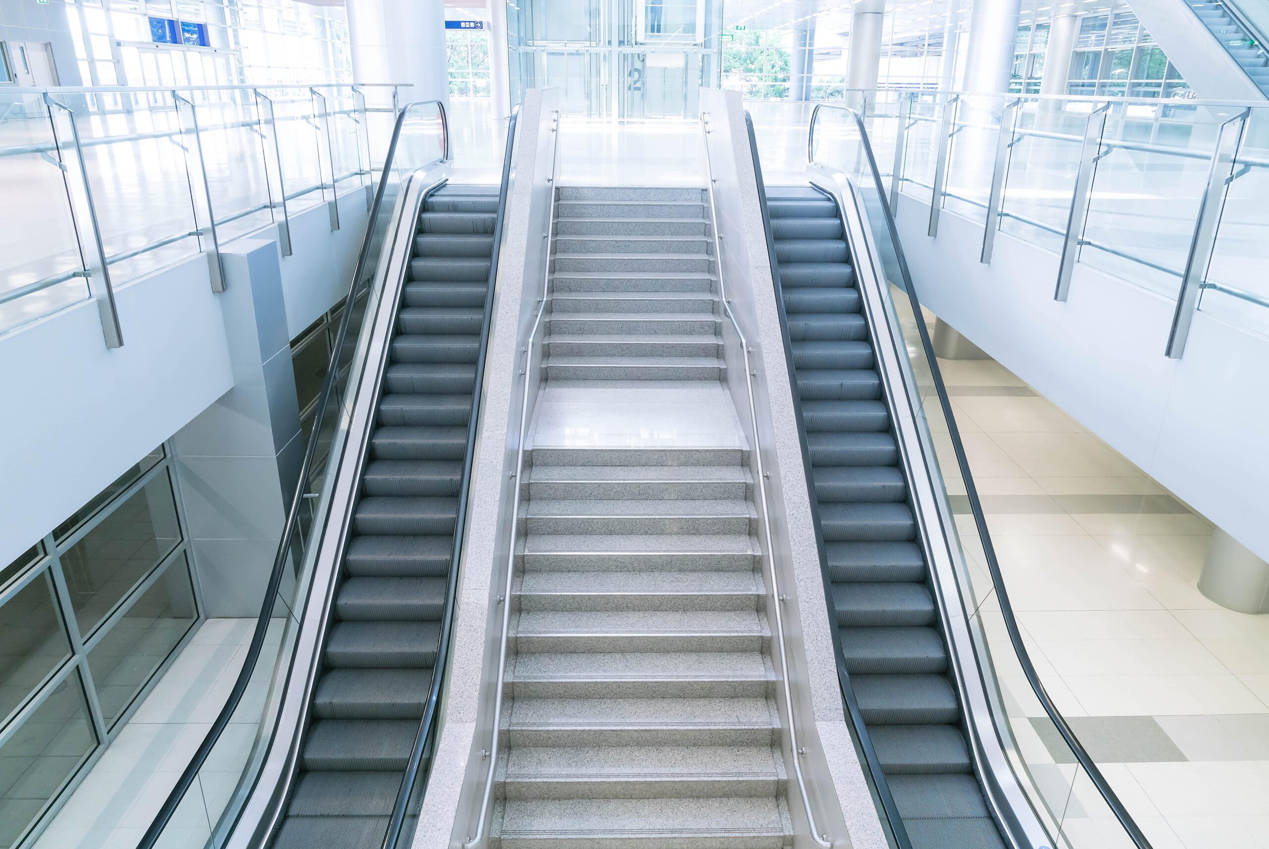 Un buen mantenimiento de escaleras mecánicas garantiza un entorno seguro y limpio